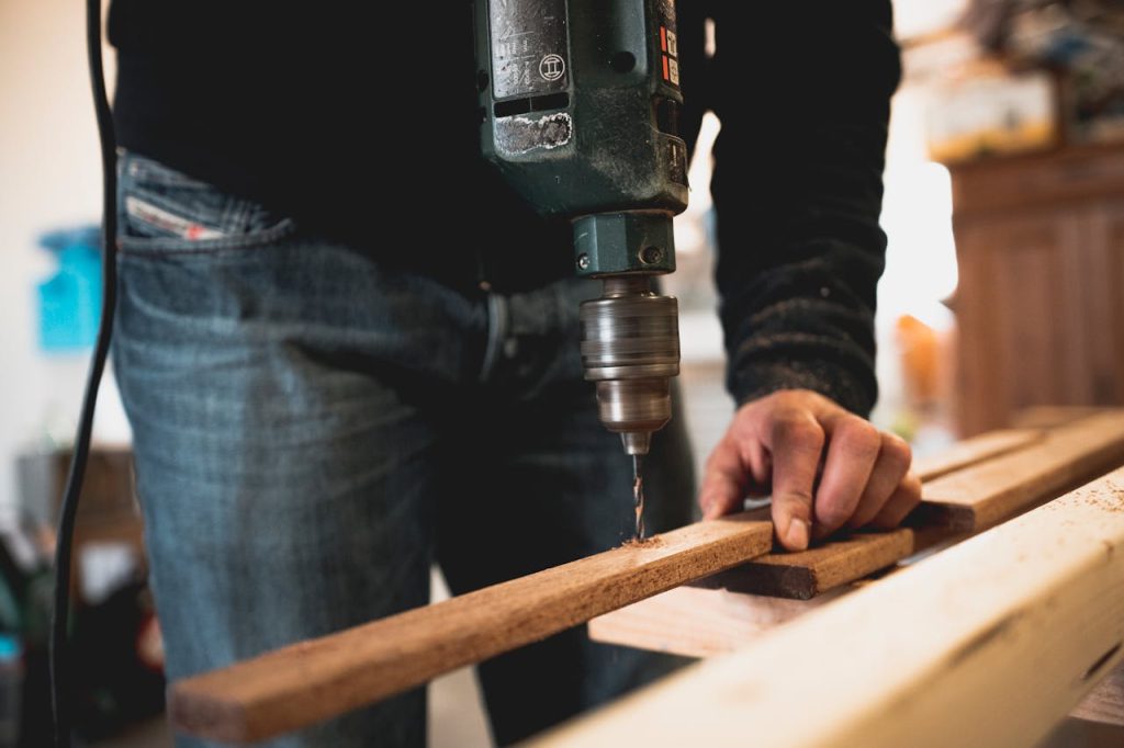 Carpintero realizando trabajos de madera a medida en Sevilla